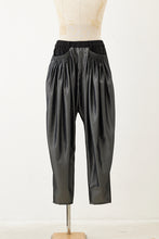 画像をギャラリービューアに読み込む, Silk chambray tuck pants Gray
