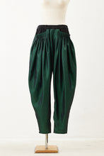 画像をギャラリービューアに読み込む, Silk chambray tuck pants Green
